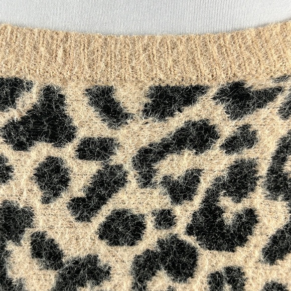 Fuzzy leopard print sweater - Picture 9 of 11